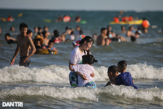 Crowded Vung Tau Beach on National Day Holiday - 4 Crowded Vung Tau Beach on National Day Holiday - 4
