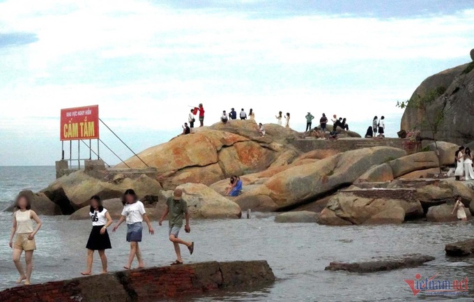 Tourists visit Sam Son cliff despite safety concerns - 1