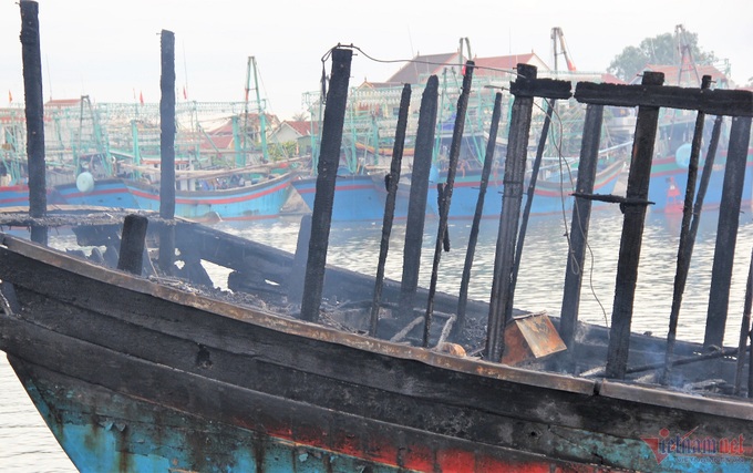 Five fishing boats catch fire in Nghe An - 2 Five fishing boats catch fire in Nghe An - 2