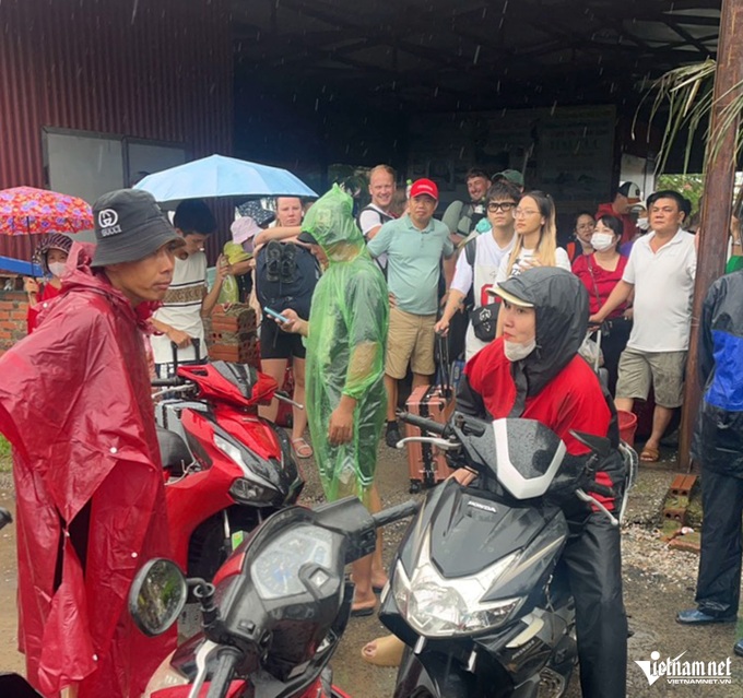 Thousands stuck on Haiphong, Quang Ninh islands due to storm - 1