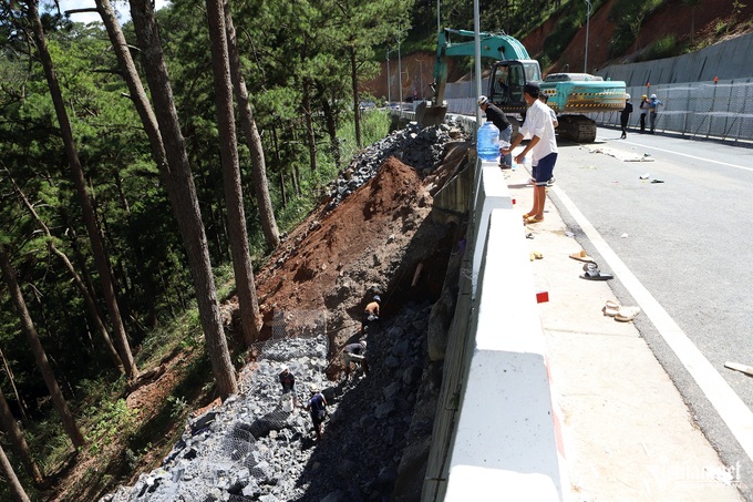 Newly-upgraded pass in Da Lat faces cracks - 2