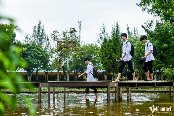 Flooded school in Nam Dinh builds improvised bridge - 4