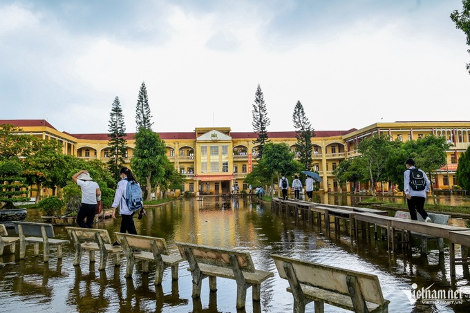 Flooded school in Nam Dinh builds improvised bridge - 5