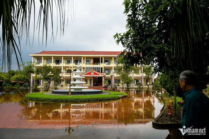 Flooded school in Nam Dinh builds improvised bridge - 2