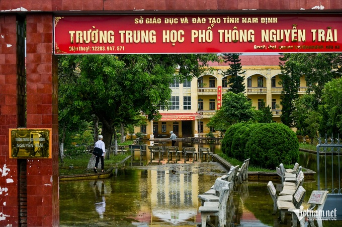 Flooded school in Nam Dinh builds improvised bridge - 1