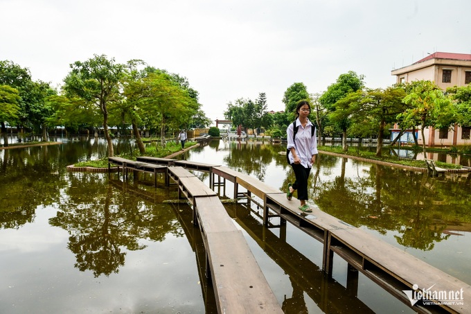 Flooded school in Nam Dinh builds improvised bridge - 3