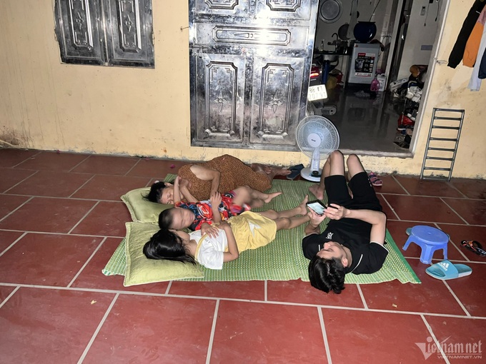 Hanoi suburbs struggle with power cuts - 3 Hanoi suburbs struggle with power cuts - 3