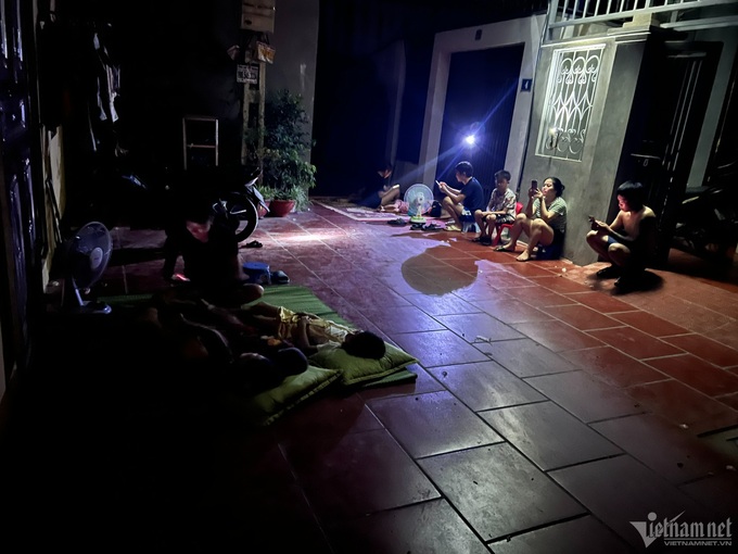 Hanoi suburbs struggle with power cuts - 2 Hanoi suburbs struggle with power cuts - 2
