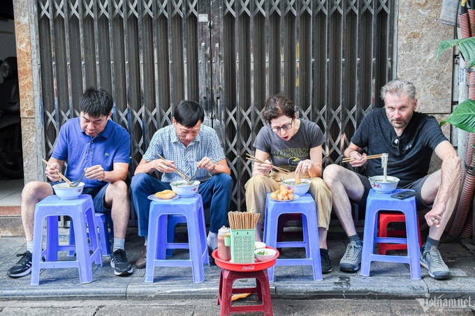 Hanoi pho restaurant see more customers following Michelin honour - 3