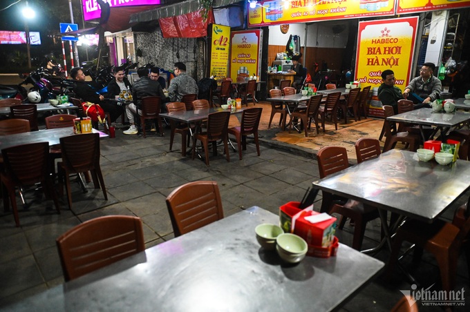 Hanoi restaurants lose customers as alcohol checks intensify - 7