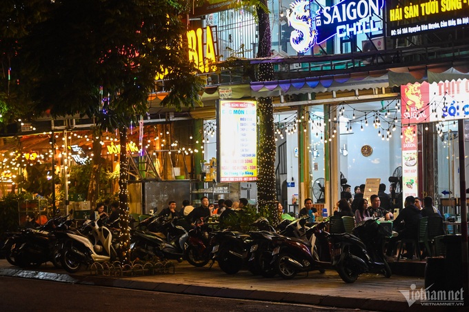 Hanoi restaurants lose customers as alcohol checks intensify - 5