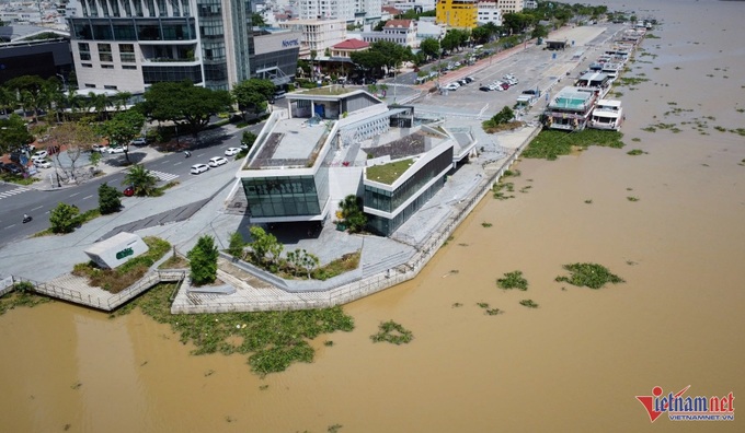 Rubbish blankets Danang beaches after storm - 9