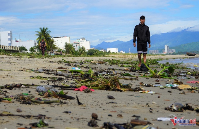 Rubbish blankets Danang beaches after storm - 5