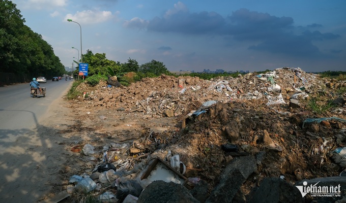 Hanoi road engulfed in rubbish - 7