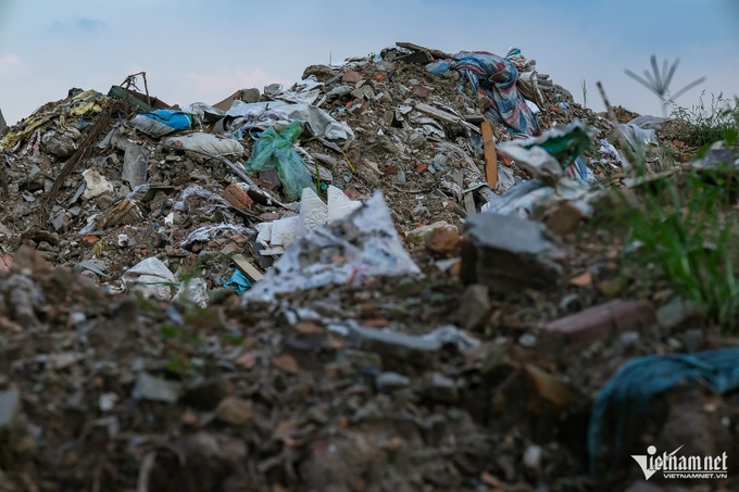 Hanoi road engulfed in rubbish - 3