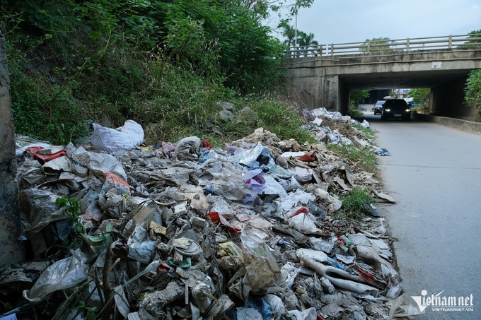 Hanoi road engulfed in rubbish - 5