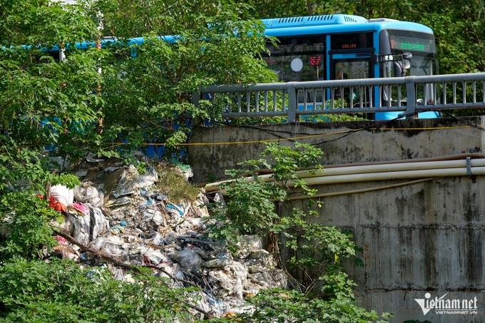 Hanoi road engulfed in rubbish - 4