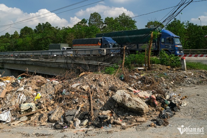 Hanoi road engulfed in rubbish - 6