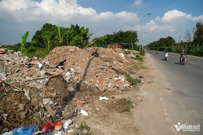 Hanoi road engulfed in rubbish - 1