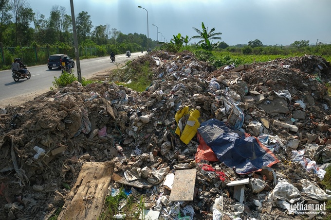 Hanoi road engulfed in rubbish - 2