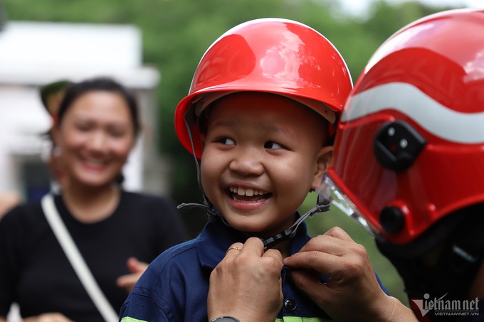 HCM City cancer-stricken boy gets support to become one-day firefighter - 4