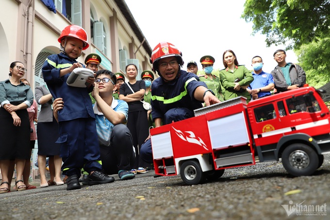 HCM City cancer-stricken boy gets support to become one-day firefighter - 5