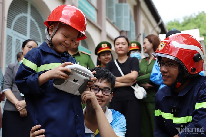 HCM City cancer-stricken boy gets support to become one-day firefighter - 11