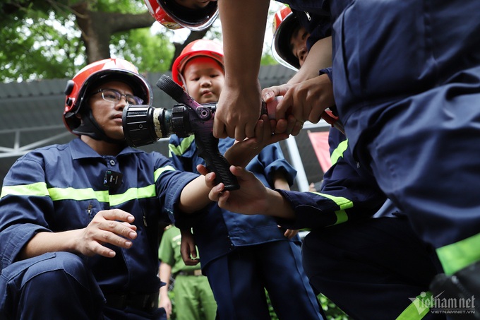 HCM City cancer-stricken boy gets support to become one-day firefighter - 6