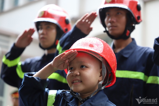 HCM City cancer-stricken boy gets support to become one-day firefighter - 3