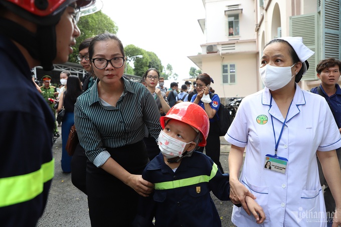 HCM City cancer-stricken boy gets support to become one-day firefighter - 8