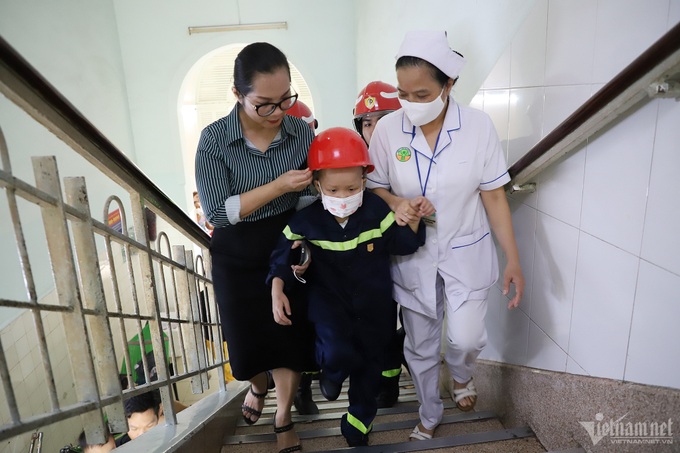 HCM City cancer-stricken boy gets support to become one-day firefighter - 7