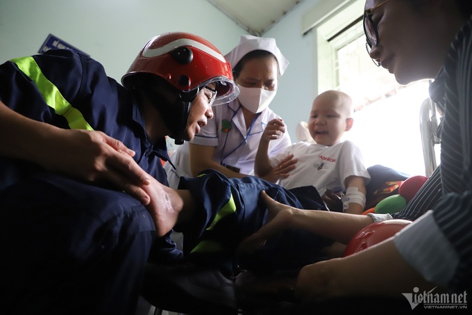 HCM City cancer-stricken boy gets support to become one-day firefighter - 9