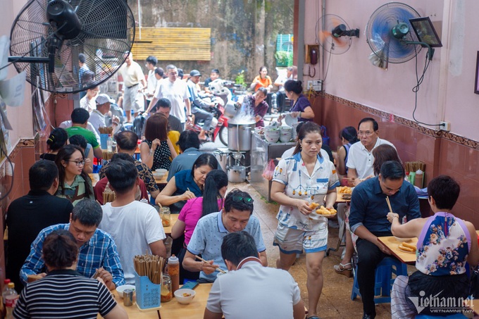 Hanoi pho restaurant see more customers following Michelin honour - 1