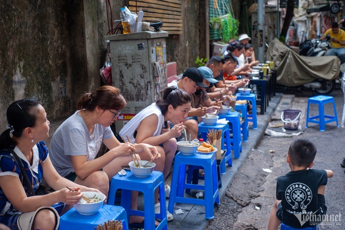 Hanoi pho restaurant see more customers following Michelin honour - 2