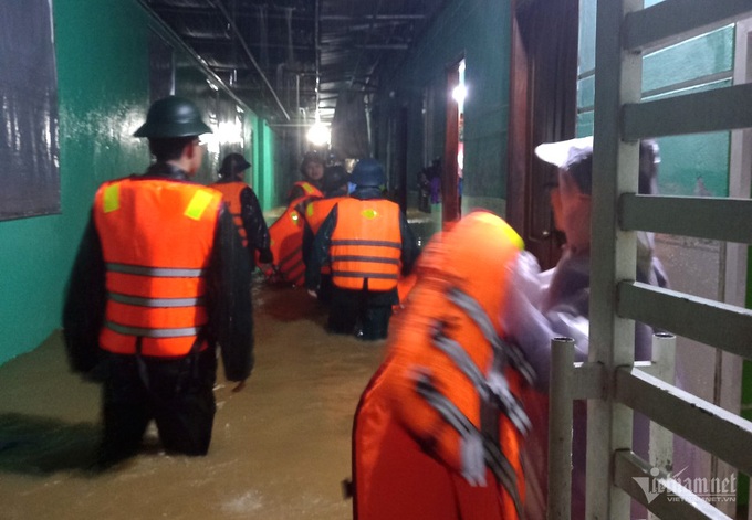 Danang evacuates over 5,000 residents from flooded area - 2