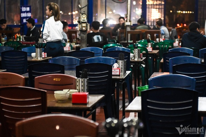 Hanoi restaurants lose customers as alcohol checks intensify - 8