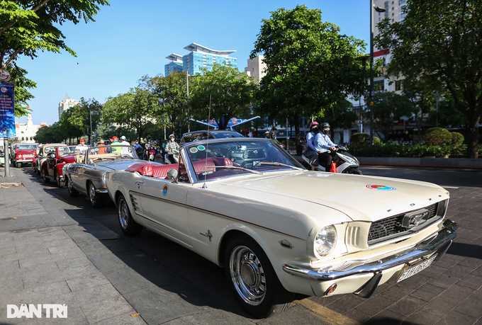Many historic vehicles parade on HCM City streets - 4 Many historic vehicles parade on HCM City streets - 4
