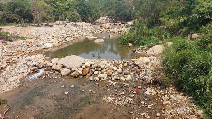 Illegal tourism services rampant by Danang stream - 4