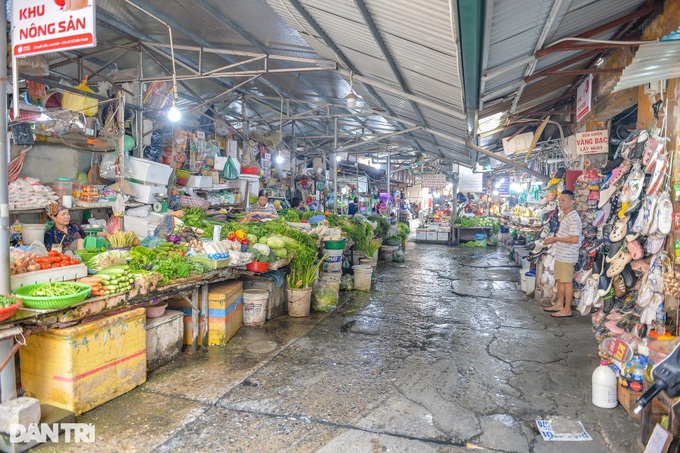 Hanoi traditional markets suffer fall in sales - 11