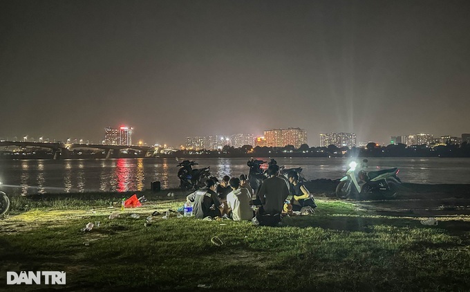 Hanoians flock to supermarkets, parks to escape heat wave - 4
