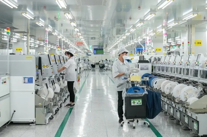 Vietnamese workers' average monthly income rises by 7.4% in H1 - 1 Vietnamese workers' average monthly income rises by 7.4% in H1 - 1