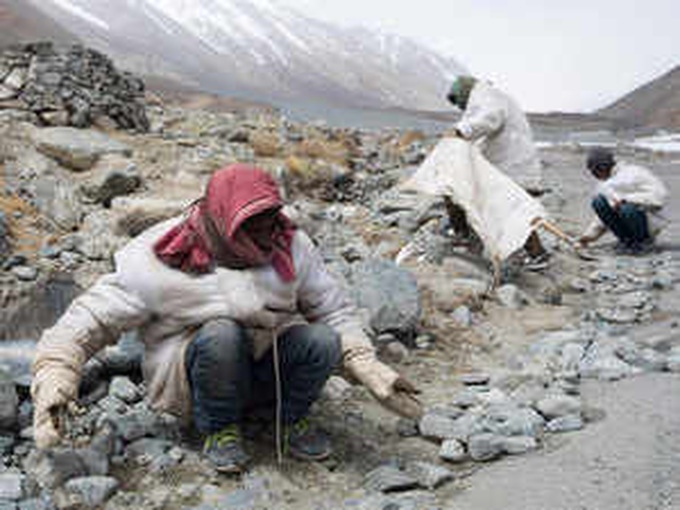 Indian workers toil at one of world's highest roads - 1