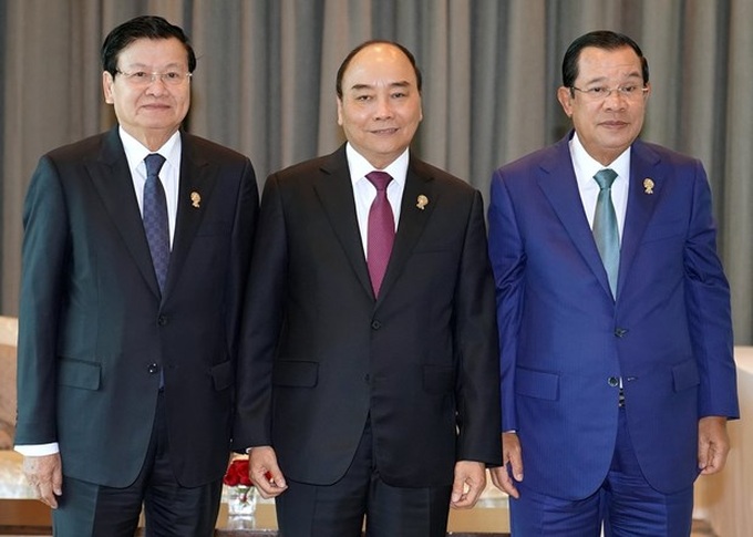 PM Nguyen Xuan Phuc holds meetings on ASEAN Summit’s sidelines - 1