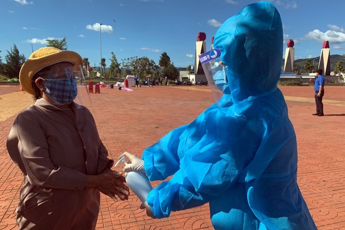 Low-income people in Phu Yen provided free rice during pandemic - 2