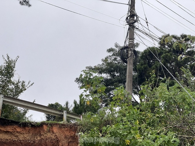 Da Lat road struggles with severe landslides - 3