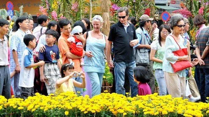 Vietnam strives to earn VND700 trillion from tourism in 2019 - 1