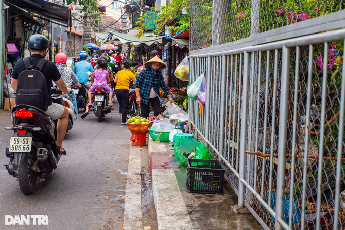 HCM City bridges suffer dumping - 5