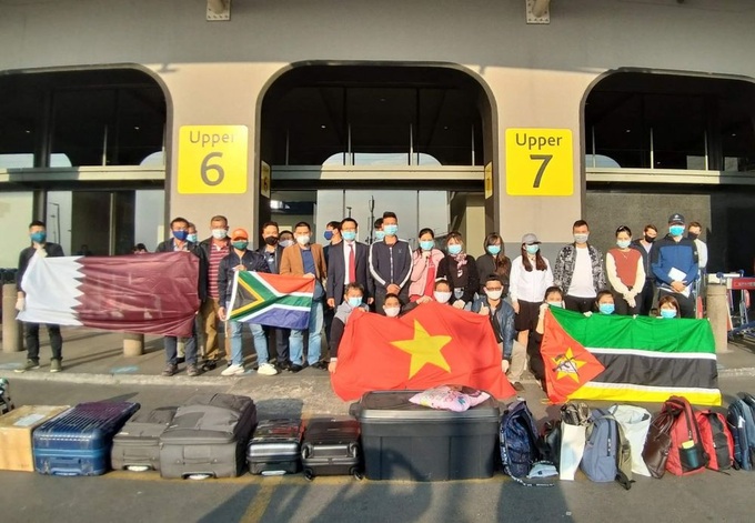 Nearly 500 Vietnamese citizens return from Africa and some other Asian countries - 1