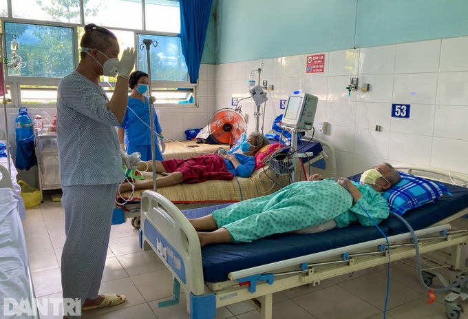 Helpful Covid-19 patient takes care of others at Ho Chi Minh City hospital - 2