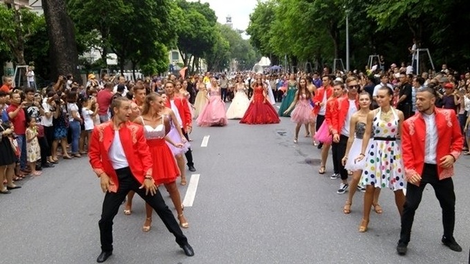 Street carnival to kick-start Sam Son Sea Tourism Festival 2019 - 1